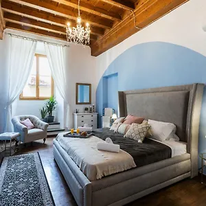Apartment Historic Center Palace - Huge 4 Bedrooms Santa Croce - By Likehomeflorence, Florence
